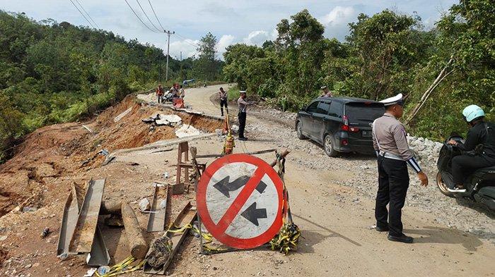 Jalan Lintas Riau-Sumbar di Desa Tanjung Alai, Kecamatan XIII Koto Kampar yang amblas.(foto: tribunpekanbaru.com)