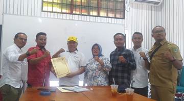 Ketua TPP Zulfikar beserta Plt Ketum KONI Saiful Tarmizi menyerahkan formulir pendaftaran ke ketua tim pemenangan Syamsuri sebagai Ketum KONI Edy GB (foto/afrizal)

