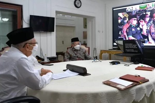 Wakil Presiden (Wapres) K.H. Ma’ruf Amin dalam acara Panen Perdana Kelapa Sawit dan Peninjauan Kegiatan Santripreneur di Rohil, Riau, melalui konferensi video dari Kediaman Resmi Wapres, Jakarta, pada Kamis (02/09/2021). 