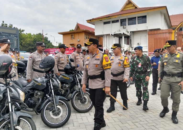 Kapolresta Pekanbaru, Kombes Pol Jeki Rahmat Mustika mengecek kesiapan personel amankan Nataru (foto/dini)