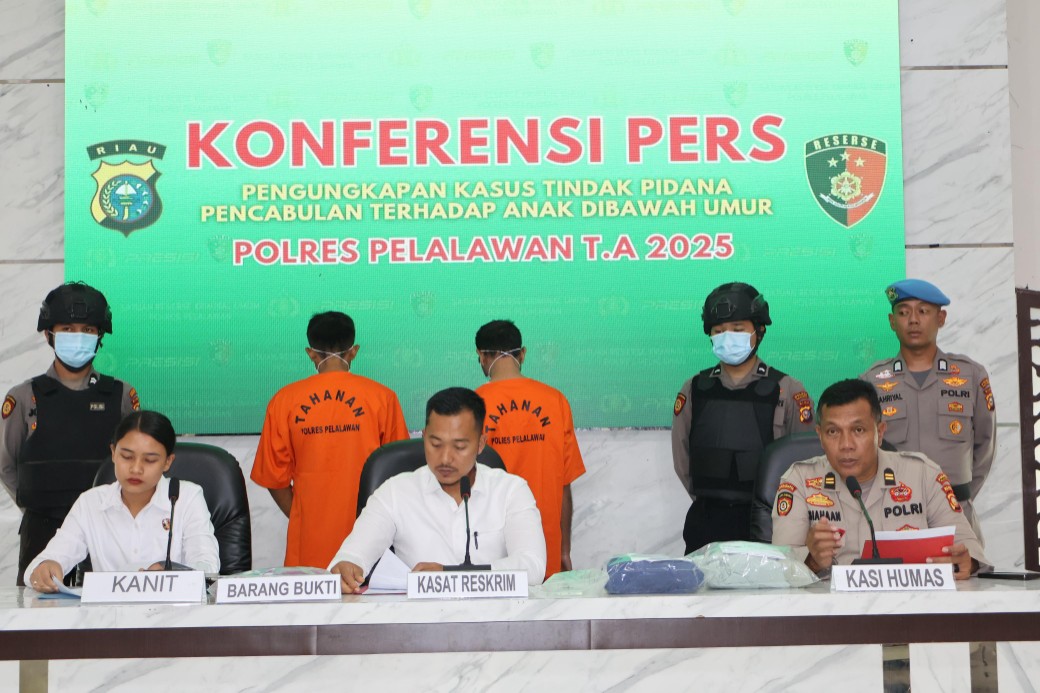 Sat Reserse  Polres Pelalawan meringkus seorang pria cabuli dua anak tirinya (foto/Andy)