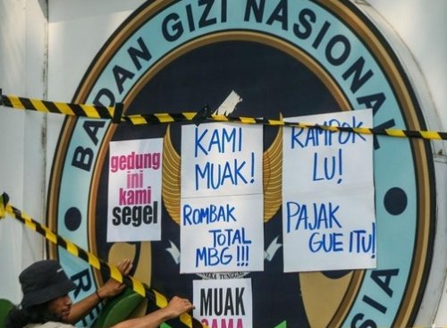 Kantor BGN di Jakarta disegel massa.
