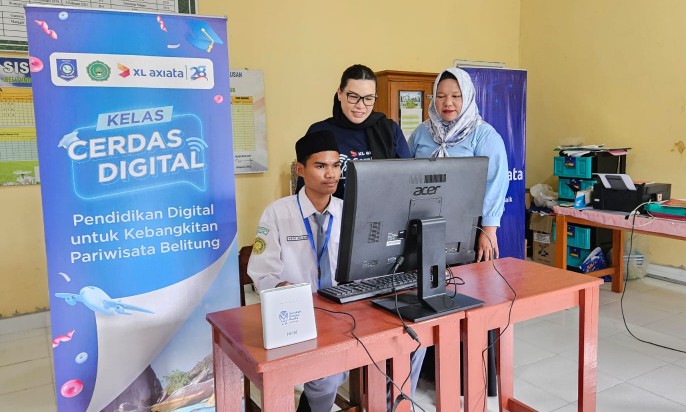 Group Head XL Axiata West, Desy Sari (tengah) bersama Kepsek Madrasah Aliyah Muhammadiyah Gantung, Friyanti, S.Pd (paling kanan) melihat siswa pakai jaringan internet Program Gerakan Donasi Kuota (foto/ist)