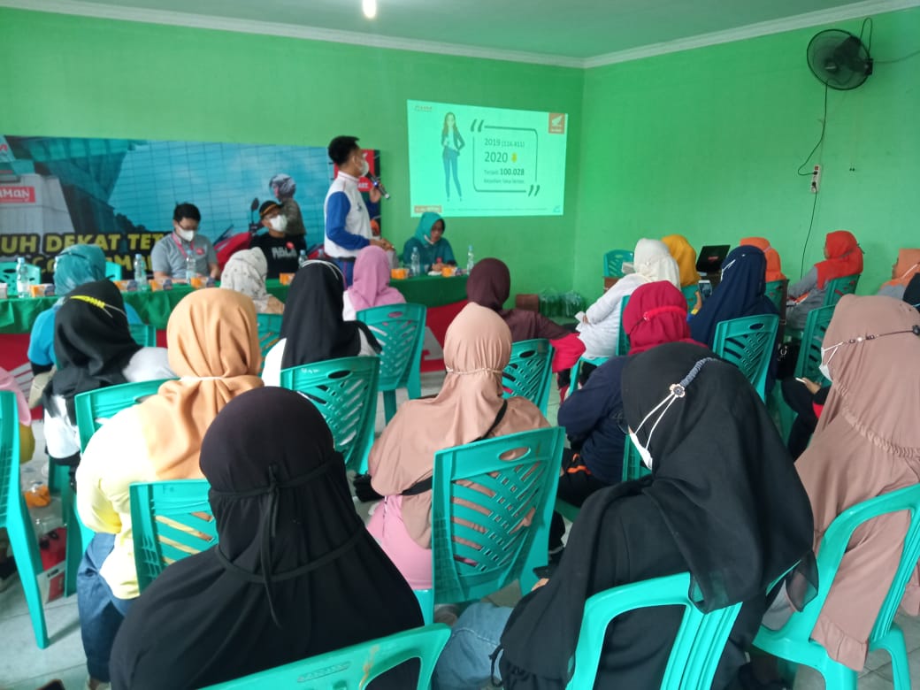 Instruktur Safety Riding PT CDN Riau sedang memberikan materi keselamatan berkendara kepada Ibu-ibu PKK.
