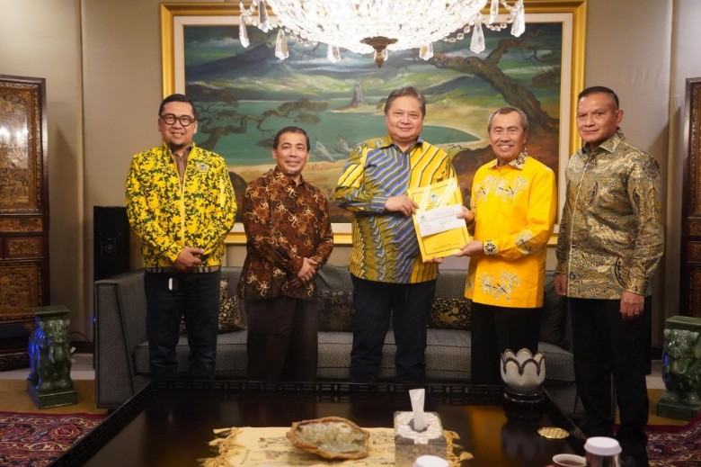 Ketum Golkar Airlangga Hartarto menyerahkan SK pencalonan Gubernur Riau ke Syamsuar dan Ustaz Mawardi M Saleh (foto/ist)