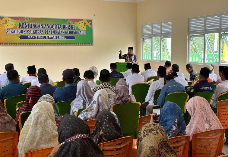 Anggota DPR RI, Dr Syahrul Aidi Maazat salurkan dana aspirasi untuk perbaikan sekolah di Inhil (foto/ist)