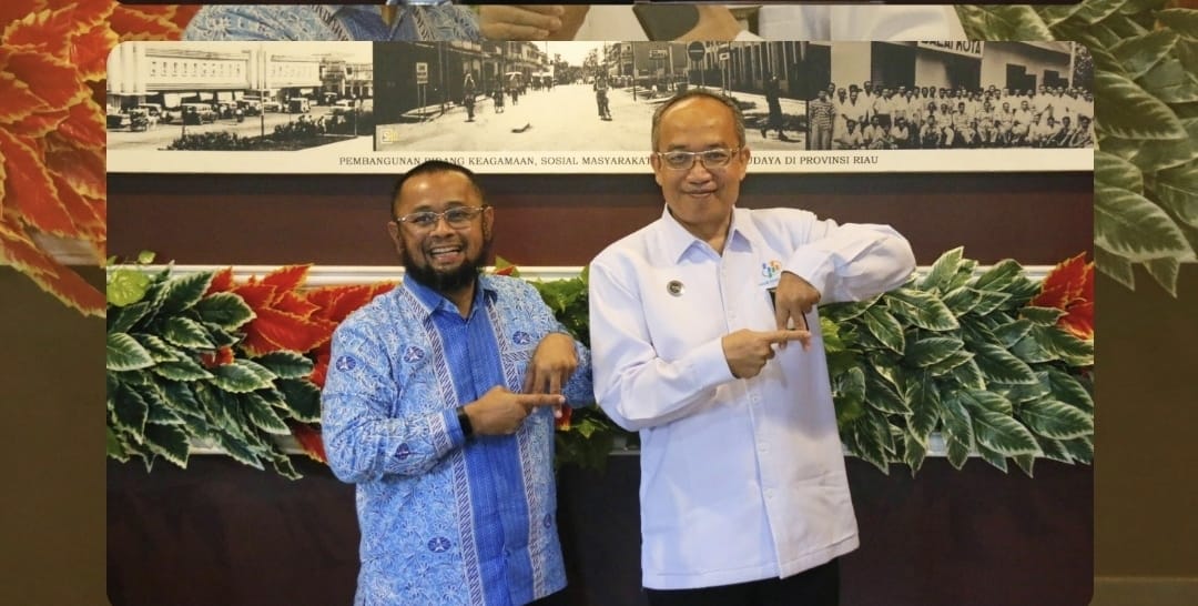 Ketua Asita Riau, Dede (kiri) bersama Kepala BPS Riau, Asep Riyadi (foto/ist)