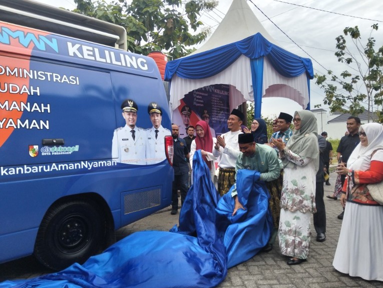 Permudah layanan administrasi kependudukan, Walikota Pekanbaru luncurkan Mobil AMAN Keliling (foto/dini)