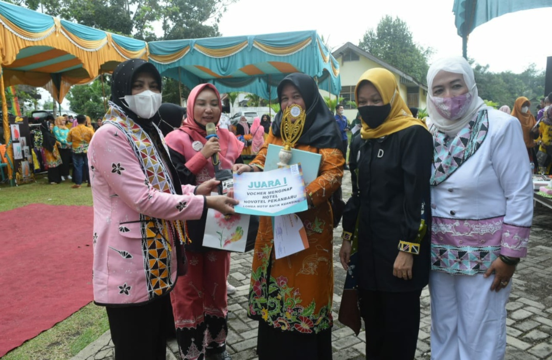 KUB Anak Kuantan dari Kecamatan Gunung Toar, berhasil keluar sebagai juara pada lomba motif batik Kuansing. 