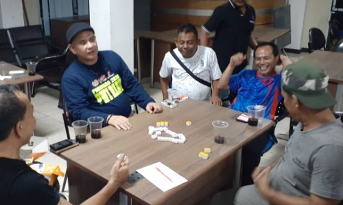 Ketua PWI Riau, Zulmansyah Sekedang bermain domino bersama pengurus PWI Riau.(foto: istimewa)
