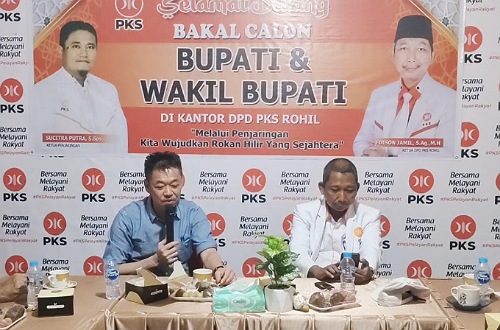 Afrizal Sintong saat mengembalikan formulir bakal calon Bupati Rohil 2024 ke PKS Rohil.(foto: afrizal/halloriau.com)