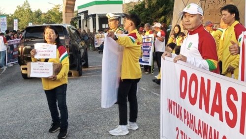 Demo atlet di Stadion Utama Riau akibat bonus yang masih belum diberikan.(foto: int)
