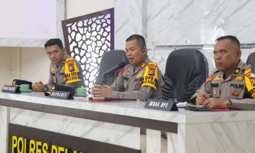 Kapolres Pelalawan, AKBP Suwinto SH SIK saat memberikan arahan kepada para personel terkait Operasi Mantap Brata 2023.(foto: andi/halloriau.com)