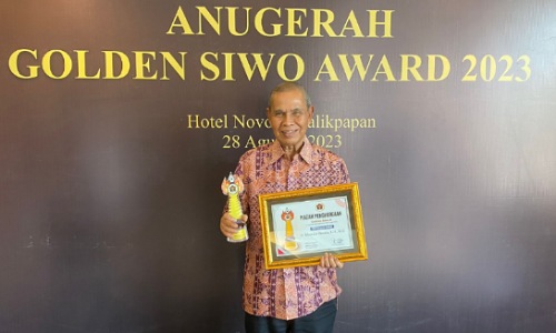 Ketua KONI Riau, Iskandar Hoesin menerima penghargaan Golden Award SIWO PWI Pusat.(foto: istimewa)