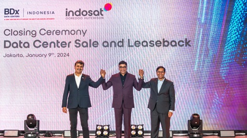 IOH dan BDx : Vikram Sinha, President Director and Chief Executive Officer Indosat Ooredoo Hutchison (tengah), Mayank Srivastava, Chief Executive Officer BDx (kiri) dan Harsh Agrawal, Senior Partner I Squared Capital (kanan) saat menghadiri Closing Ceremony yang diadakan di Jakarta, Selasa (09/01).