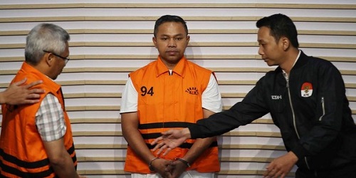 Gubernur Riau nonaktif Abdul Wahid menggunakan rompi orange setelah ditetapkan KPK sebagai tersangka kasus dugaan suap.(foto: int)