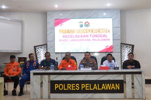 Kapolres Pelalawan, AKBP Afrizal Asri saat ekspos terkait kasus kecelakaan maut truk masuk sungai Segati.(foto: andi/halloriau.com)