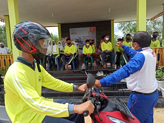 PT AHM bersama PT CDN Main Dealer Honda wilayah Riau berkomitmen untuk konsisten menyebarkan ilmu keselamatan berkendara sepeda motor Honda #Cari_aman kepada semua lapisan masyarakat