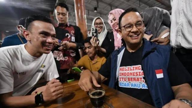 Bakal calon Presiden RI, Anies Baswedan saat nobar Piala Dunia 2022 bersama masyarakat di Aceh.(foto: int)