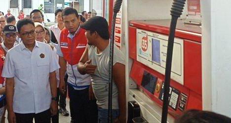 Wamn ESDM saat meninjau SPBU di Jalan SM Amin Pekanbaru.(foto: tribunpekanbaru.com)