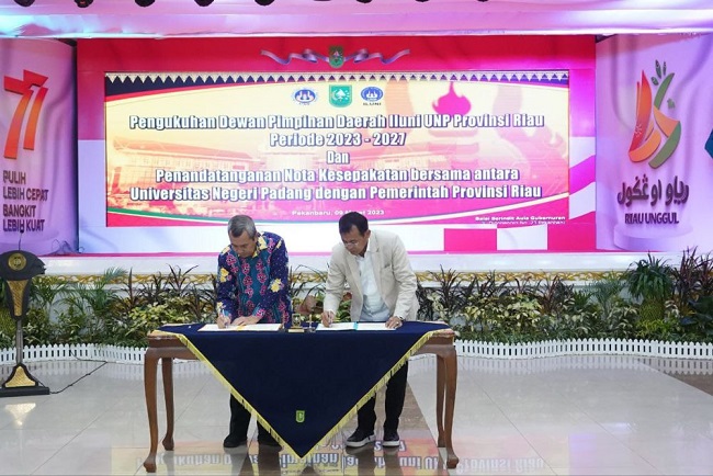 Penandatanganan nota kesepakatan oleh Gubernur Riau, Syamsuar dengan Rektor UNP, Ganefri.