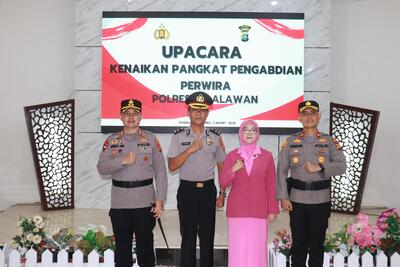 Kapolres Pelalawan, AKBP Afrizal Asri, memimpin upacara kenaikan pangkat pengabdian bagi AKP Rohman. (Foto: Andy Indrayanto)