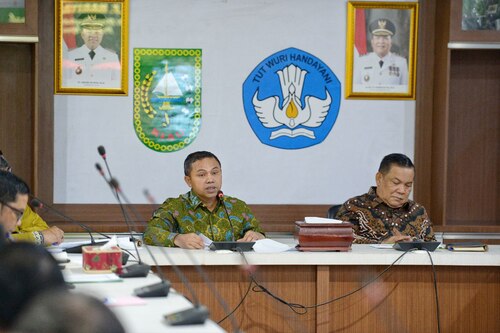 Gubri Abdul Wahid mengungkapkan kekecewaannya terhadap Dinas Pendidikan Riau. (Foto: Sri Wahyuni)