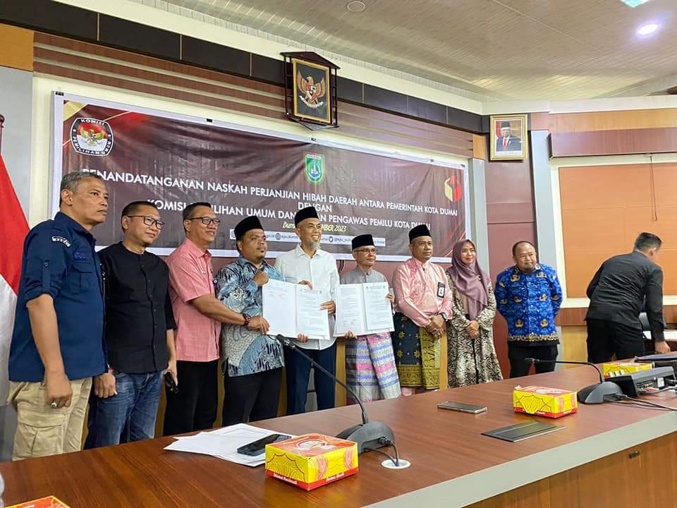 Usai menandatangani NPHD, Walikota Dumai H. Paisal foto bersama Ketua KPU dan Bawaslu Kota Dumai di gedung Wan Dahlan Ibrahim Kota Dumai, Jumat kemarin.(foto: bambang/halloriau.com)