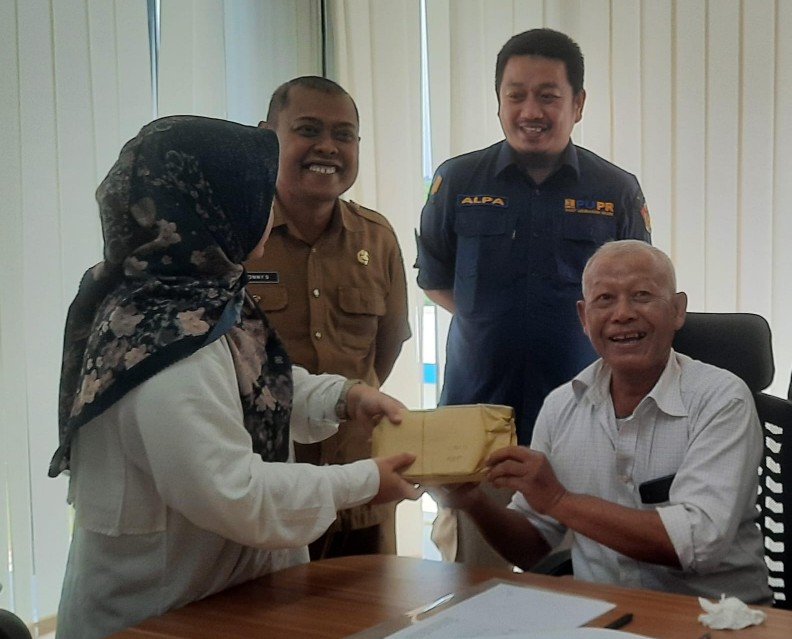 Warga tersenyum lega terima ganti rugi proyek IPAL Pekanbaru (foto/ist)