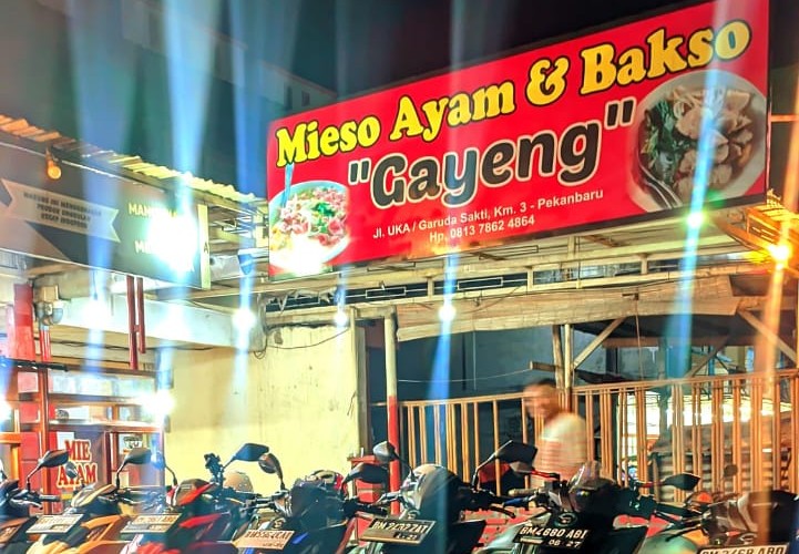 Warung Mieso Ayam dan Bakso di Jalan UKA, Kelurahan Air Putih, Pekanbaru (foto/riki)