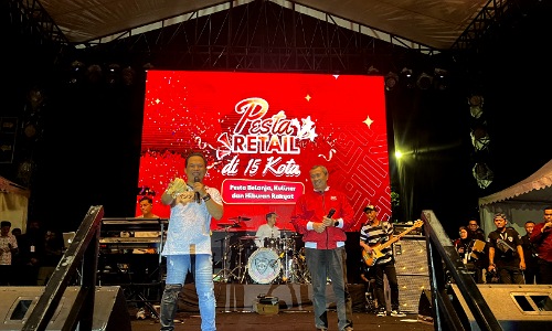 Gubernur Riau, Syamsuar bersama Band Wali dalam Pesta Retail Tengah Sumatera 2022 di Pekanbaru.(foto: istimewa)