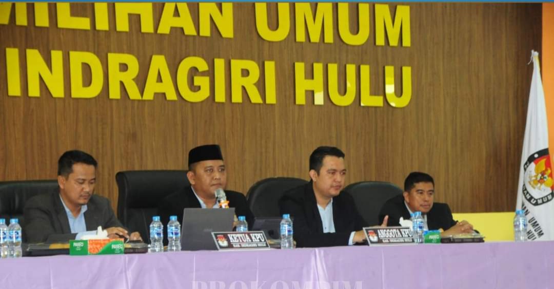 Ketua KPU Inhu, Ronaldi Ardian buka rapat pleno (foto/dasmun)