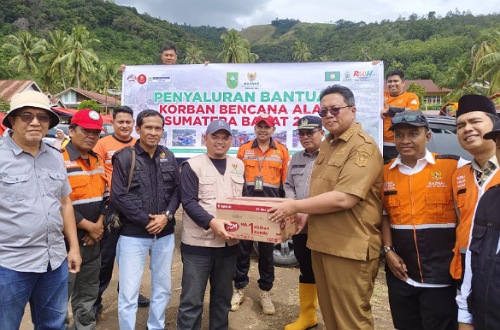 Baznas Riau salurkan bantuan untuk korban bencana di Sumbar.(foto: sri/halloriau.com)