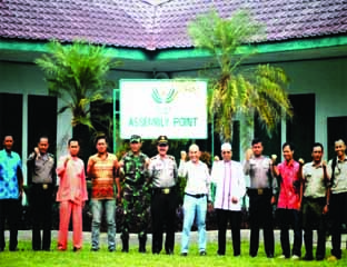    Manager Sustainability Asian Agri, Zulbahri (tengah) berfoto bersama dengan para undangan dan peserta sosialisasi FFVP.