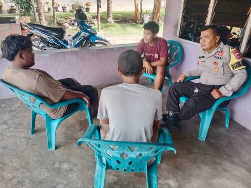 Bhabinkamtibmas Bukit Selamat, Bripka Ahmad Sazali Hasibuan saat menerapkan program Cooling System di Kelurahan Simpang Kanan. (Foto: Afrizal)