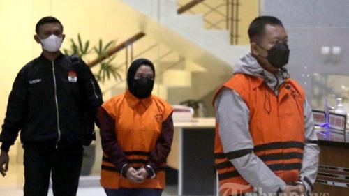 Novin Karmila dan Indra Pomi pakai rompi orange saat digiring di Gedung KPK.(foto: tribunpekanbaru.com)