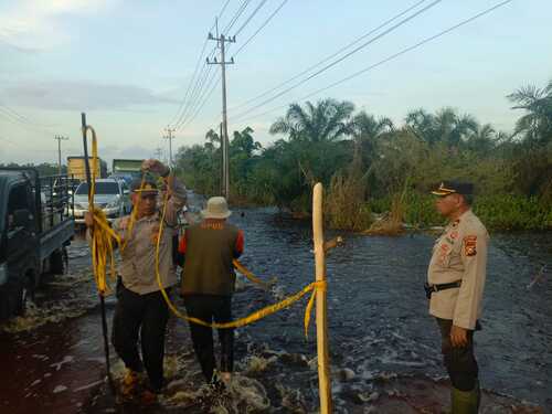 Personel Polres Pelalawan tetap siaga di lokasi untuk memastikan keamanan dan kelancaran lalu lintas. (Foto: Andy Indrayanto)