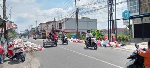 Tumpukan sampah di Jalan Kartama, Pekanbaru yang belum terangkut oleh operator angkutan sampah. (Foto: Dokumentasi HalloRiau.com)