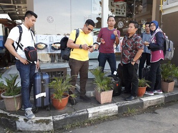 Tim Fakultas Hukum UIR tiba di Bandung untuk mengikuti debat Konstitusi Mahkamah Konstitusi RI di Universitas Marantha.