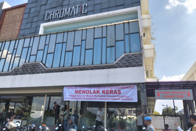 Forum Anti Maksiat demo di depan Chromatik Karaoke Pekanbaru (foto/dini)