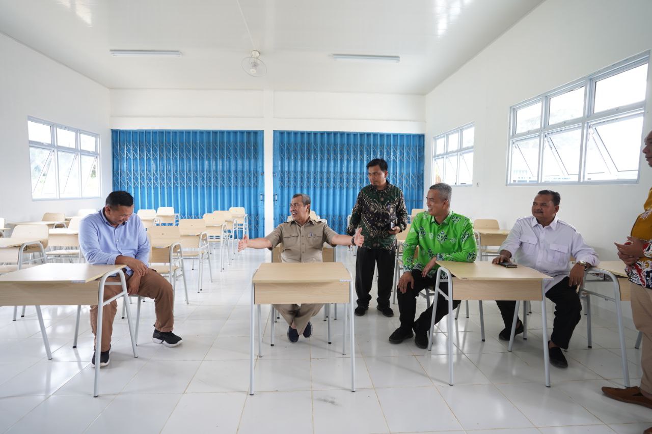 Gubernur Riau, Syamsuar saat meninjau SMKN 1 Rokan IV Koto di Kabupaten Rohul.(foto: mcr)