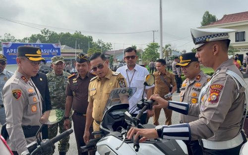 Wakil Bupati Pelalawan, Husni Thamrin meninjau kesiapan personel Satlantas Polres Pelalawan.(foto: andi/halloriau.com)