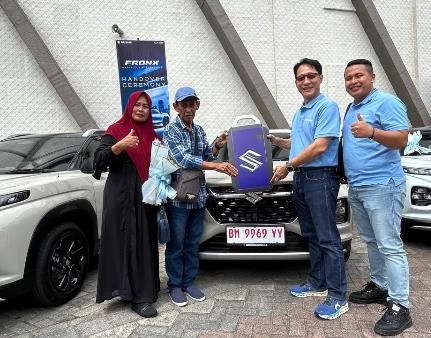 Sugito Syarif dan isteri menerima penyerahan Suzuki Fronx dari Santoni, Kawil Suzuki Riau, Sabtu (5/7/2025). Foto Ist