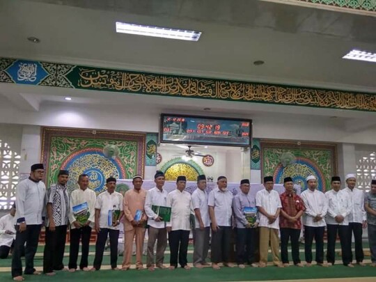 Foto bersama Rektor Universitas Islam Riau Prof Dr H Syafrinaldi dan 10 orang dosen dan pegawai di lingkungan UIR umroh ke Tanah Suci