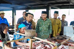 Pj Bupati Kampar Kamsol mengunjungi sentra pengolahan ikan patin di Kecamatan XIII Koto Kampar.