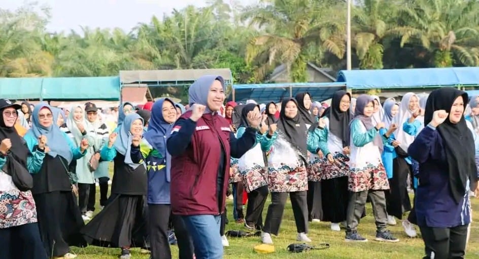 Bupati Inhu, Rezita memulai kegiatan dengan senam bersama masyarakat di Lapangan Porpes, Batang Peranap (foto/andri)