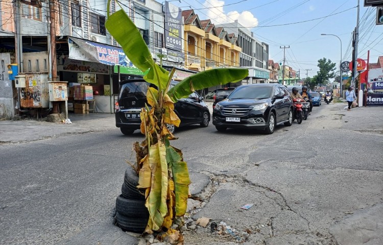 Warga yang tinggal di sekitar Jalan Paus dan Simpang Jalan Pari terpaksa menanam batang pisang, sebagai bentuk protes (foto/dini)