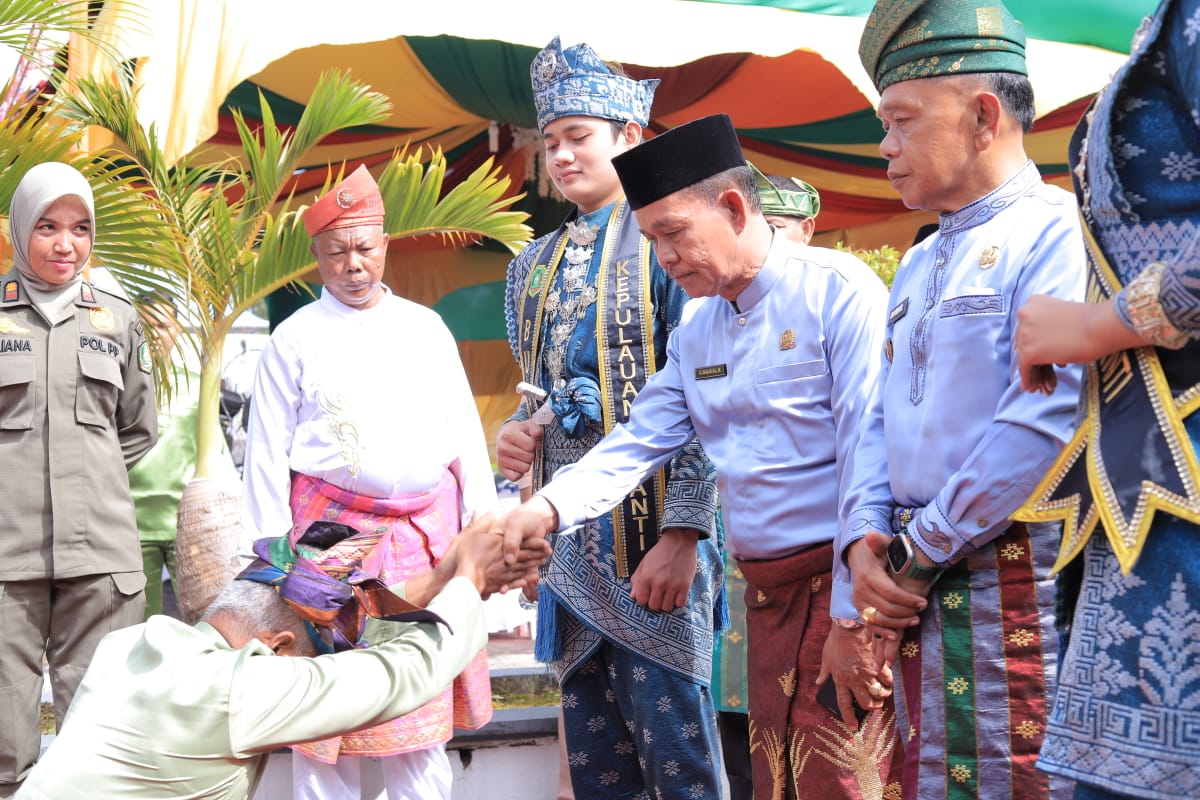 Ketua DPRD dan Plt Bupati Kepulauan Meranti saat disambut memasuki ruang sidang paripurna peringatan hari jadi