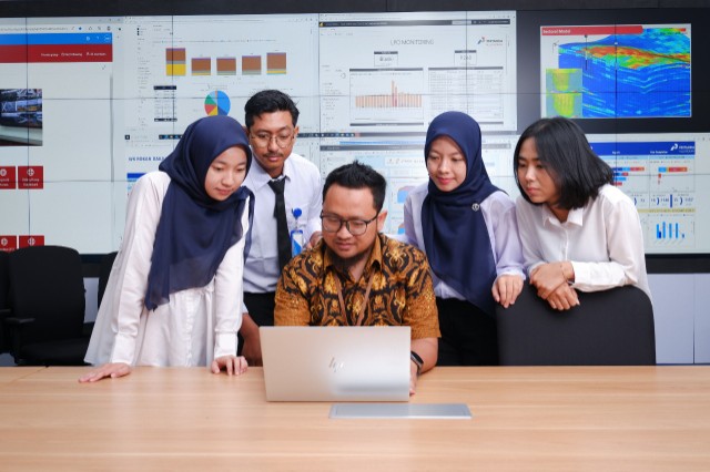 Para peserta Magang PHR tengah berdiskusi dengan mentor (foto/ist)