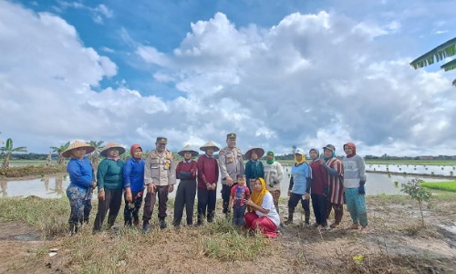 Kapolsek Bungaraya, AKP Aspikar berrsama petani saat menyampaikan Pemilu damai.(foto: istimewa)